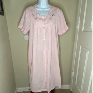 Vintage Barbizon Pink Embroidered Seesucker Snap Front Robe Women's Medium